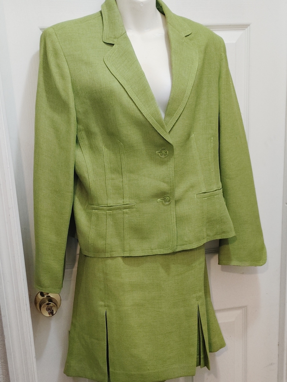 KASPER VIBRANT TAILORED LIME GREEN 💚 BLAZER AND MATCHING SKIRT SET.